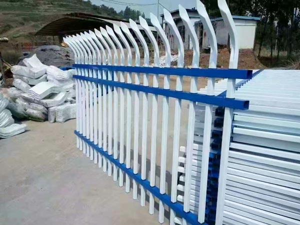 泓源喷塑护栏厂产品主要包括喷塑型钢护栏,喷塑道路隔离带,铁艺护栏